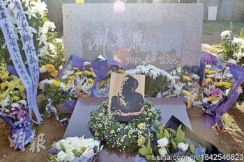 Liu Binyan's tombstone, sans inscription. His ashes were returned to China recently, but the authorities did not allow his final words to appear on his grave. (Internet photo)